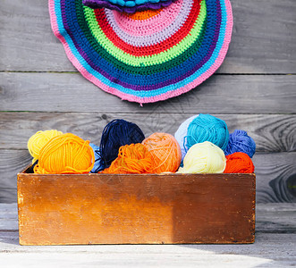 织着多彩条纹的垫子和鲜亮的羊毛球图片