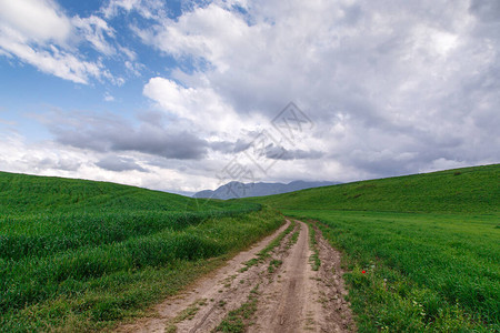 美丽的春天和夏天的风景在青山之间的山乡间小路青山绿水图片