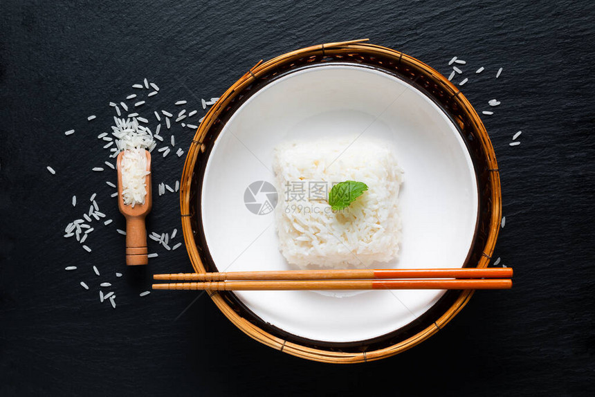 亚洲食品概念以陶瓷碗和黑板竹盘为背景有复制空间的黑板面上竹盘煮熟ThaielJas图片