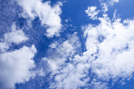 蓝色天空背景温暖的图片