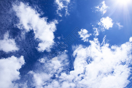 蓝色天空背景温暖的图片