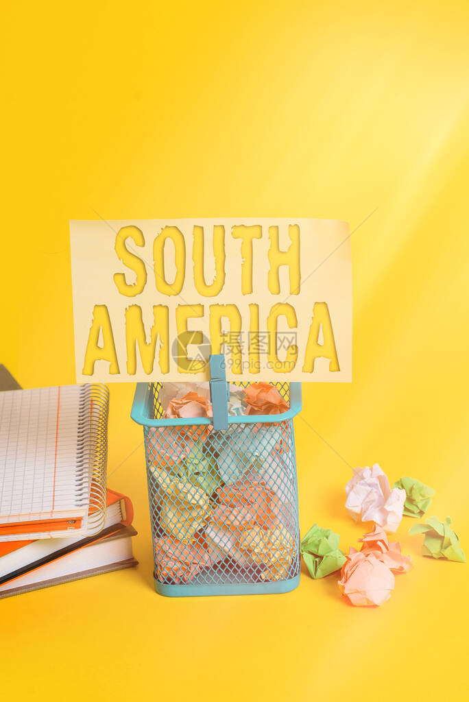 显示南美洲的书写笔记西半球拉丁裔大陆的商业概念以嘉年华垃圾箱皱巴的纸衣夹办公用图片