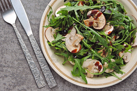 健康沙拉配芝麻菜和生香菇素食生谱低热量健身沙拉配芝图片
