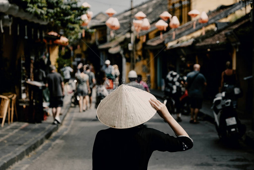 身戴维特南帽或非拉的旅游妇女在越南霍安图片
