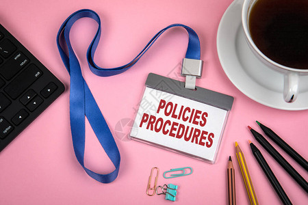 政策和程序的概念粉红色背景中的员工身份咖啡和图片