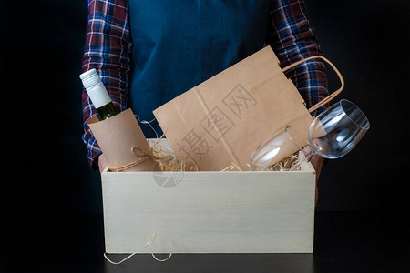 包装酒瓶和玻璃杯的送货服务工人用背景图片