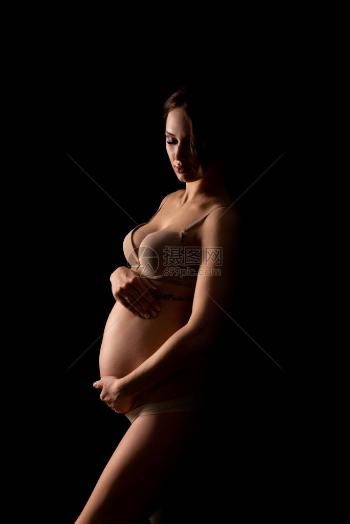黑色背景上的孕妇剪影图片