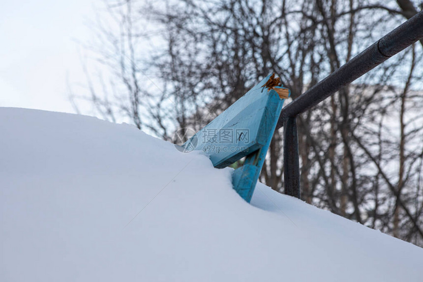 在遥远的北方有一片巨大的雪堆图片