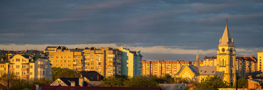 夏季晚间乌克兰市住宅区全景Pan图片