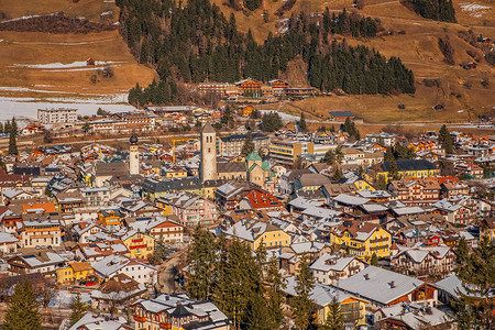 日产SanCandido日出时在意大利南蒂罗尔冬季意大利AltoAdige的Innichen背景