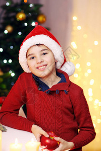 穿着圣诞老人帽子的小男孩在房图片
