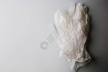 一双医疗乳胶手套戴灰色背景和影图片