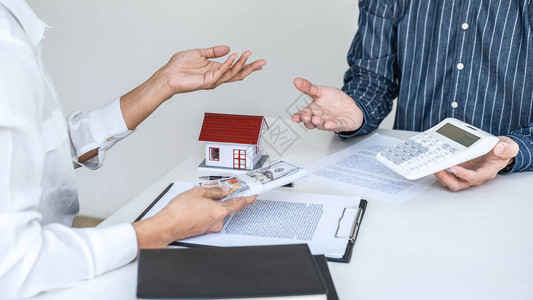 房地产经纪人正在分析并决定向客户提供房屋贷款图片