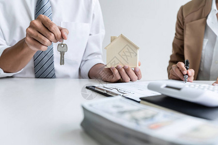 房地产代理销售经理在签订销售购买协议的租赁合同后向客户持有备案钥匙图片