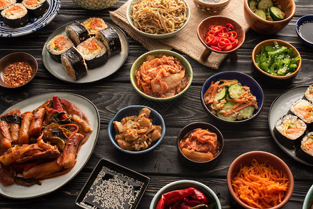 木制表面传统和美味的韩国菜有选背景图片