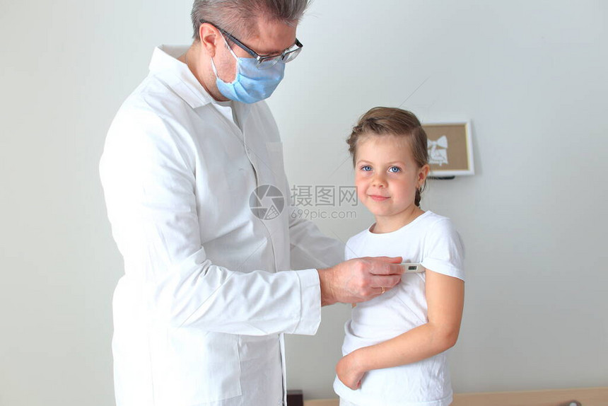 医生对病儿童的温度进行量测图片