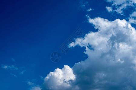 蓝色天空和云彩惊人的蓝色天空令图片