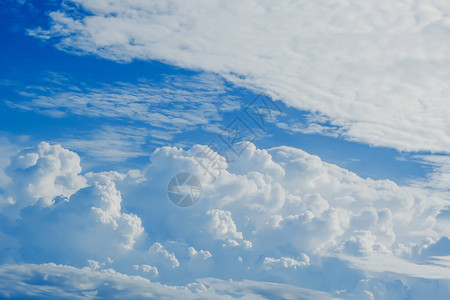 厚的白云和蓝色天空图片背图片