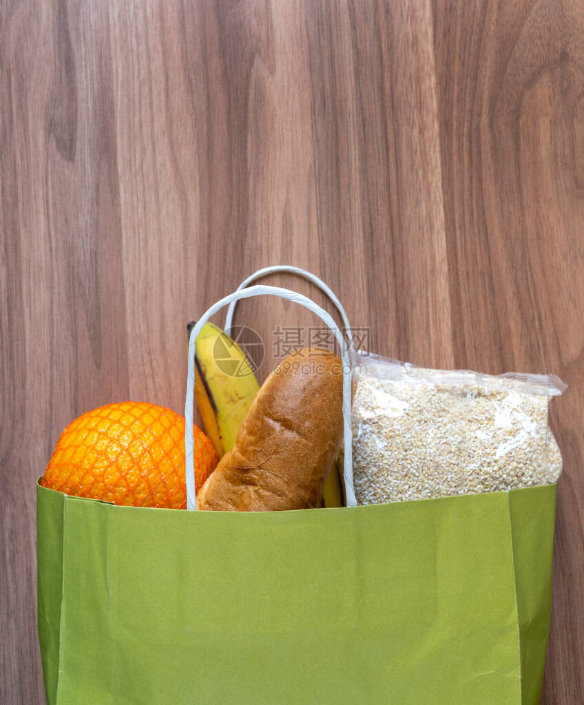 一个纸袋里的食物捐赠关键食品在检疫科罗纳Covi图片