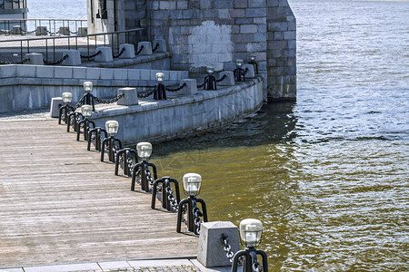 堤岸上用铁铸链连接在一起的电灯玻璃瓶河桥支架水边木地板面积背景图片