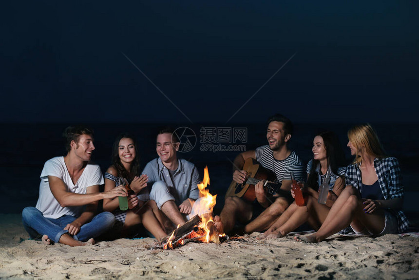 海滩上壁炉附近的快乐朋友图片