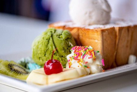 特写蜂蜜吐司面包配绿茶和椰奶冰淇淋勺图片
