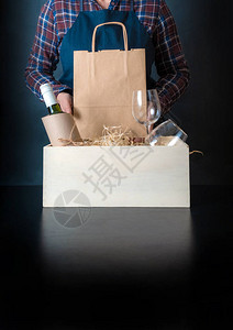包装酒瓶和玻璃杯的送货服务女工用稻图片