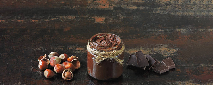 横幅装在罐子里的巧克力坚果酱榛子图片