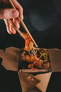 funchoza海鲜男人吃筷子意大利面配蔬菜送外卖外卖食品图片