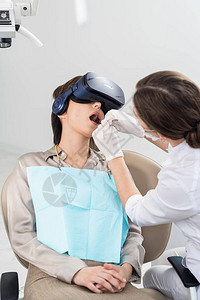 牙医正在处理洞穴治疗图片