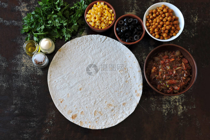 烹饪素食手放在餐具手套里装满了皮塔面图片