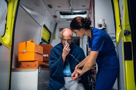 穿着医疗制服的女人正在检查他的脉搏他身上的脉搏是血图片