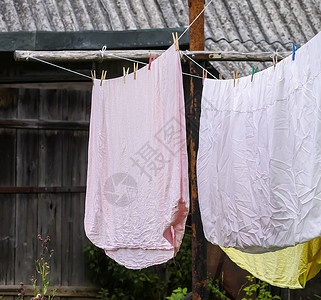 新洗的床单挂在户外的绳子上衣服在农图片