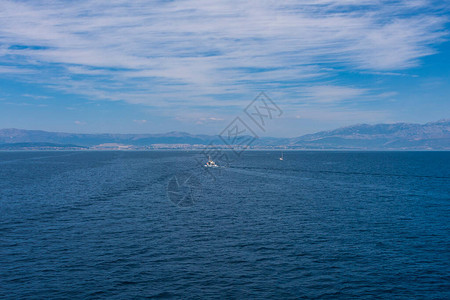 在海上的帆船后面的大海的视图蓝天图片