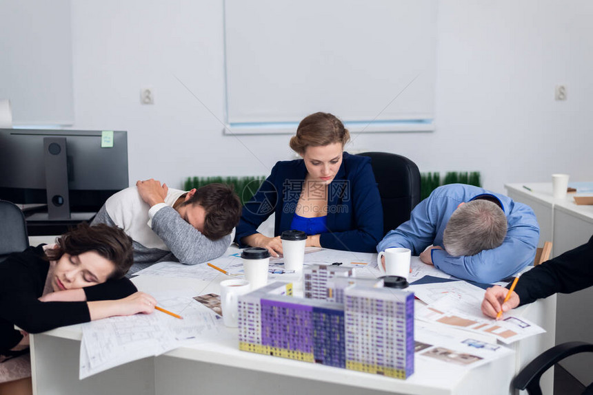 成功的团队领导和企业主领导非正式商务会议在她疲惫的同事中努力图片