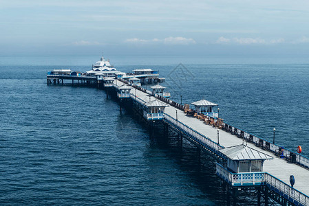 英国北威尔士Llandudno海前线和空码头的美丽夏图片