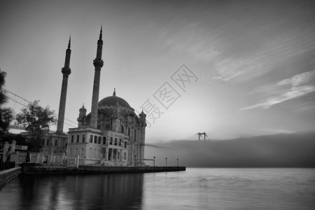 土耳其伊斯坦布尔Ortakoy清真寺和Bosphorus桥图片