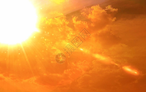 橙色天空上的炎热和明亮的太阳夏季图片