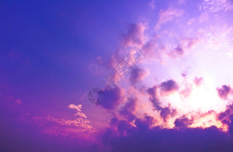 紫色天空中的光亮爆图片