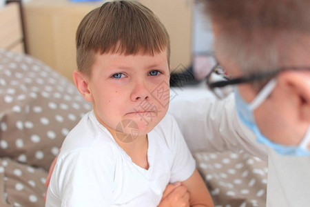 一个哭闹的生病孩子的画像医生安图片