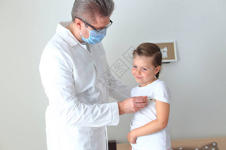 医生测量生病儿童的体温对患病婴儿的图片
