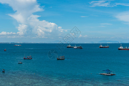 漂浮在蓝天海中的渔船图片