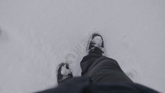 冬天在雪中行走的男图片