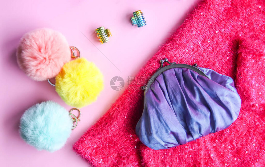 时尚配饰和连衣裙的明亮组合闪光亮片糖果钱包背包彩色绒球和发带柔和的粉红色柔和背景上的不同对象图片
