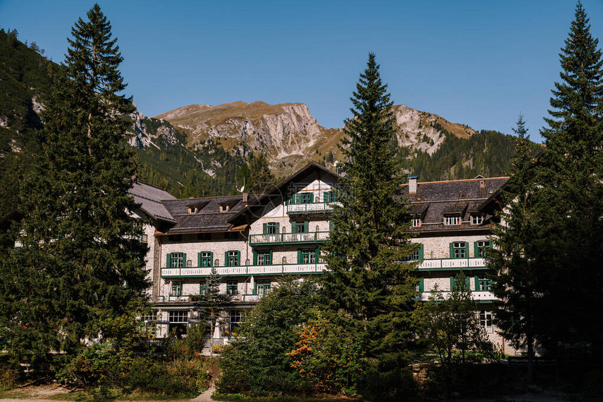 多洛米人湖布赖斯湖的旅馆位于绿图片