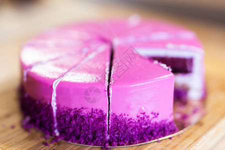 粉红和紫色的生日蛋糕没有一块甜点图片
