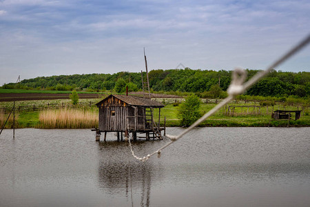 水上的木屋适合钓鱼和打猎图片