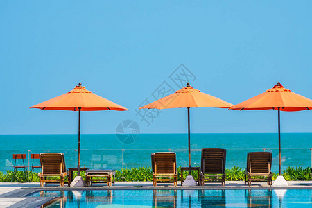 在度假的旅馆度假胜地靠近海边的户外游泳池周围图片