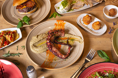 各种肉和鱼粉的孤立图像自助餐顶视图与各种食物自助餐宴会开胃菜图片