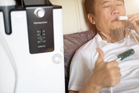 老年人护理佩戴氧气吸入器帮助呼吸图片
